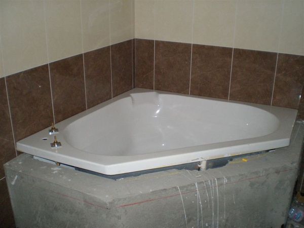 貼磚後的二樓衛浴，浴缸還沒安裝好
