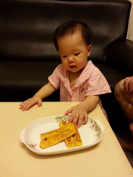 寶寶食譜 寶寶版吐司條 誰說寶寶不能吃吐司條 不用奶油 簡單三種材料的懶人做法 輕鬆做出寶貝點心 阿醜的吃喝玩樂