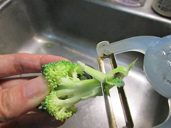 花椰菜如何清洗 阿醜教您五字訣 沖 泡 切 削 挑 輕鬆跟菜蟲與農藥說掰掰 阿醜的吃喝玩樂 痞客邦 花椰菜如何清洗 阿醜教您五字訣 沖 泡 切 削 挑 輕鬆跟菜蟲與農藥說掰掰 阿醜的吃喝玩樂 痞客邦