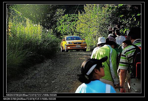 nEO_IMG_深山林內跑來一輛計程車,超詭異的....jpg