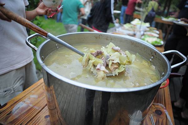 這鍋內臟湯聽說是部落重要節慶活動時才有的,吮指回味啊!.JPG