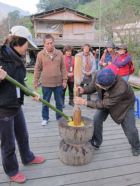 認養人宋氏夫妻體驗擣泰米糕樂趣.JPG