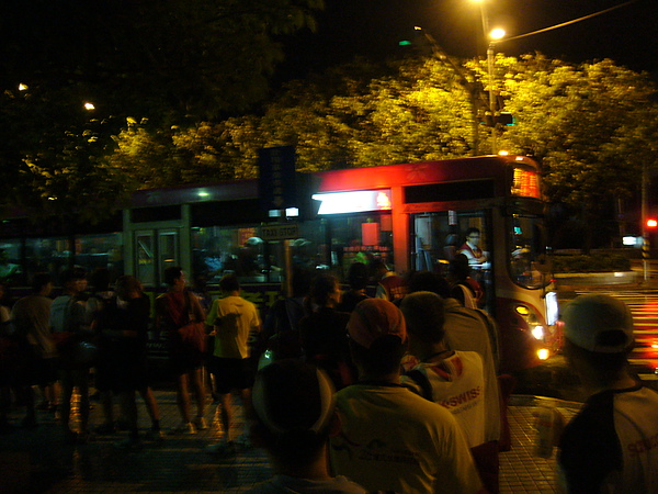 凌晨四點，台北車站滿滿的人