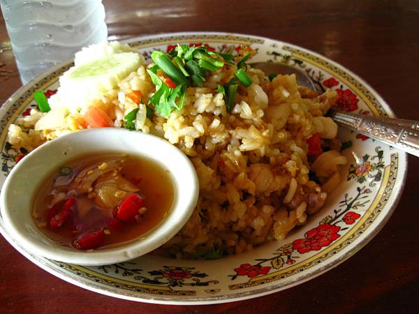 我的午餐--豬肉炒飯+礦泉水(40銖)