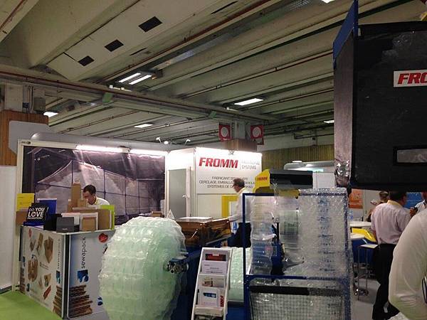 2016全球展覽,裹膜機,自走式裹包機,纏繞機,緩衝氣墊,保護包裝,保護包材,包裝材料,包材,氣墊機,氣袋機,PET帶打包機,捆包機,打帶機,鋼帶捆包機,電動打包機,電池式塑帶打包機,包膜機,膠膜棧板機-3.jpg 2016全球展覽,裹膜機,自走式裹包機,纏繞機,緩衝氣墊,保護包裝,保護包材,包裝材料,包材,氣墊機,氣袋機,PET帶打包機,捆包機,打帶機,鋼帶捆包機,電動打包機,電池式塑帶打包機,包膜機,膠膜棧板機-3.jpg