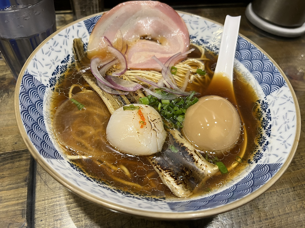 {台北餐廳}崇灯拉麵不跟豚骨拉麵戰爭拉！另闢魚貝湯系與雞白湯