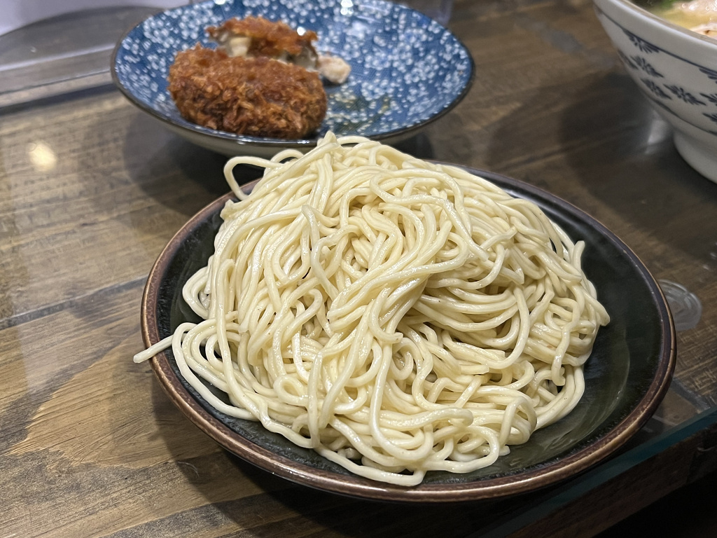 {台北餐廳}崇灯拉麵不跟豚骨拉麵戰爭拉！另闢魚貝湯系與雞白湯