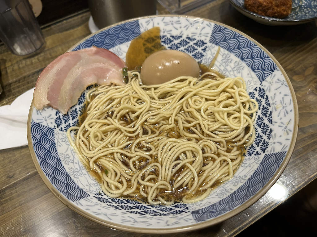 {台北餐廳}崇灯拉麵不跟豚骨拉麵戰爭拉！另闢魚貝湯系與雞白湯