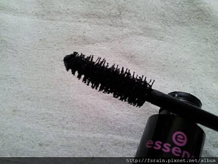 essence-ILoveEXTREMEVolume-Mascara5-CloseUp