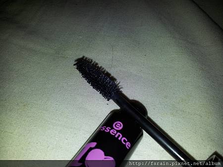 essence-ILoveEXTREMEVolume-Mascara7-closeUp-Flash