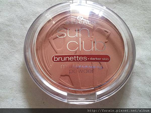 essence-SunClub-MattBronzingPowder-BrunettesDarkerSkin-02Sunny-Front