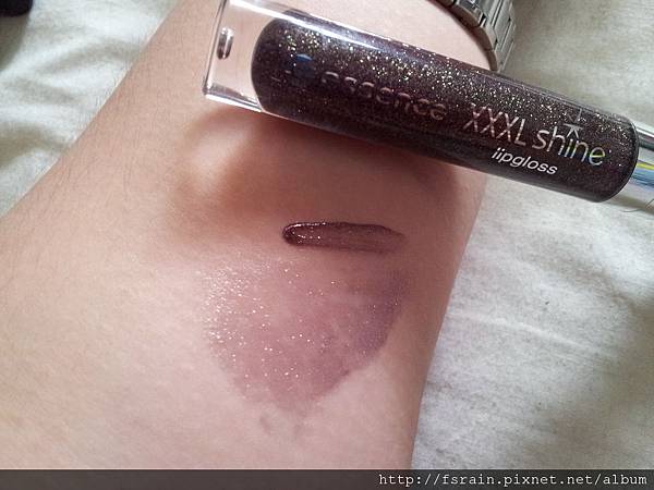 essence-XXXL-Shine-Lipgloss-13RockOn-Swatch4