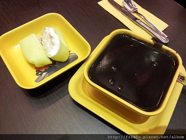 20120314-Honeymoon HK Desserts-Durian Pancake & Seseme Paste