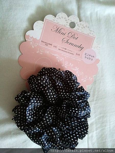 Daiso Mini Dot Scrunchy-Black wWhite Polka Dot-01