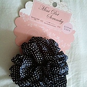 Daiso Mini Dot Scrunchy-Black wWhite Polka Dot-01