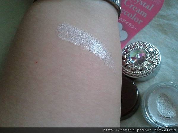 Daiso Crystal Cream Eye Color-White-swatch-03