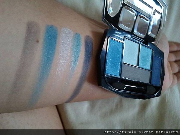 Daiso Diamond Eyeshadow & Eyebrow Palette-Blue-swatch-02