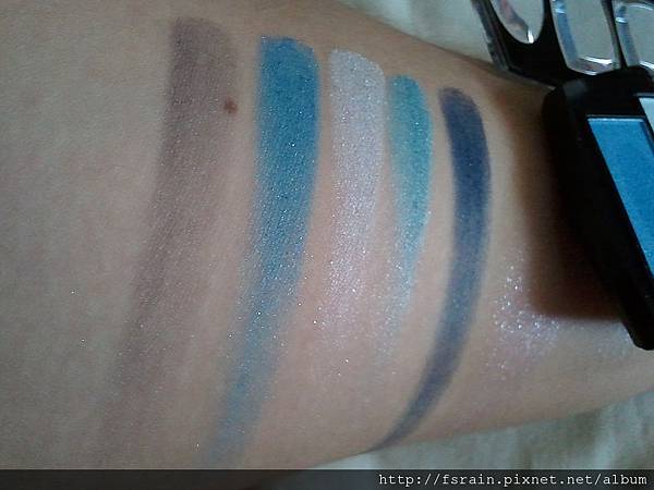 Daiso Diamond Eyeshadow & Eyebrow Palette-Blue-swatch-03