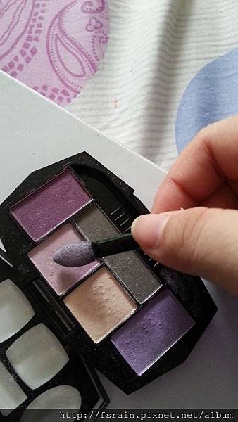 Daiso makeup challenge-apply light purple shimmer shadow-01.jpg