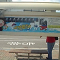 鴨子船旁公車站牌