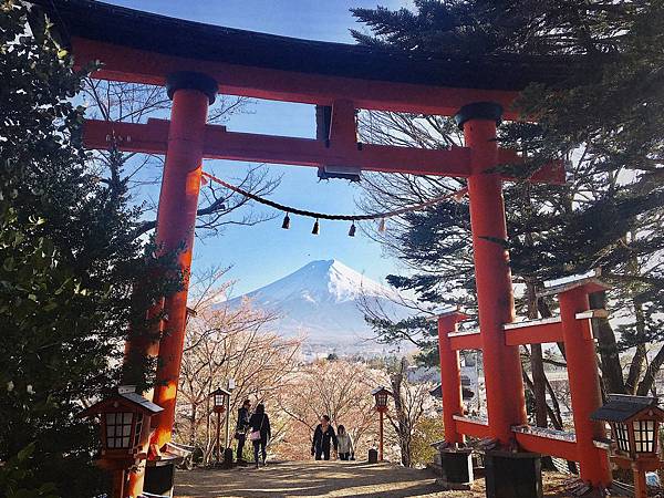 富士山與鳥居 新倉山淺間神社.jpg