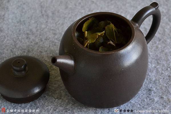 四分之ㄧ的茶葉量最有利於球狀茶葉的伸展