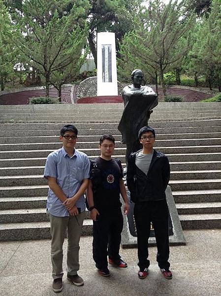 香港郭先生，盧先生，邱先生，在霧社莫那魯道紀念碑前留影。