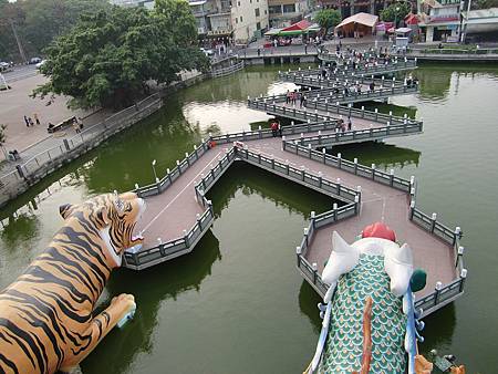 龍虎鬥九曲橋