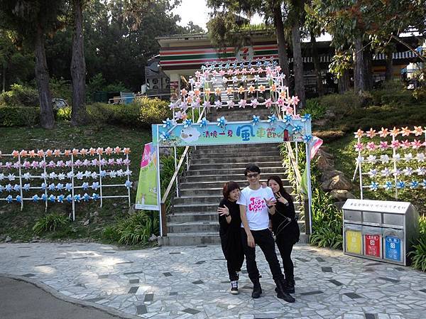 香港，陳小姐與其姊弟在清境小瑞士花園。