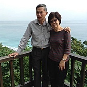 新加坡，吳小姐全家在崇德海邊。