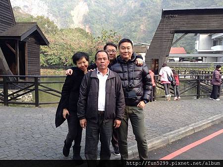 與香港,王先生，江先生，高先生，謝小姐合影