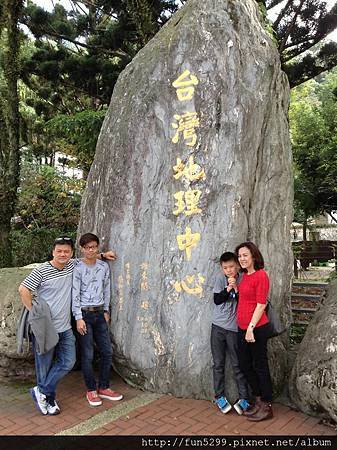 馬來西亞，柔佛，陳先生，何先生，兩家人在台灣地理中心留影