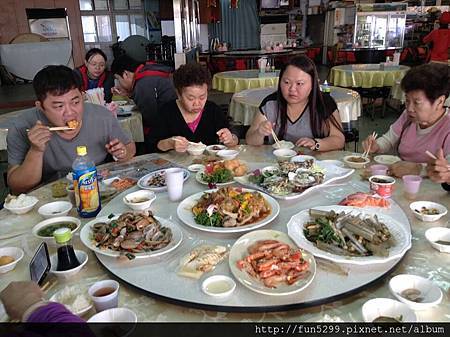 新加坡：鄭先生與傅女婿全家福在梧棲漁港吃海鮮大餐。