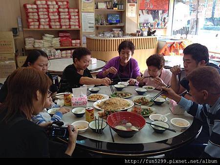 新加坡：鄭先生與傅女婿全家福在新竹米粉午餐。