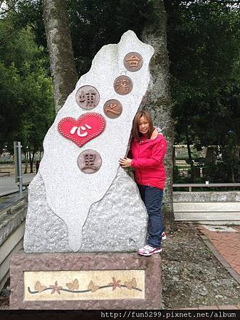 馬來西亞，吉隆坡：陳小姐與李小姐，在台灣地理中心碑。