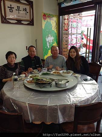 香港：李先生，何小姐，與爸媽在日月潭用餐