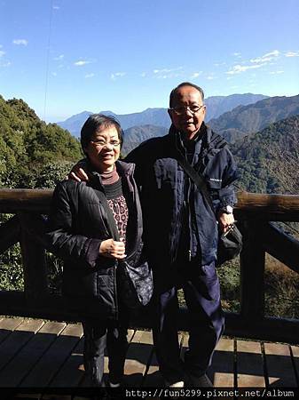 香港：李先生，何小姐夫婦，與爸爸，媽媽在阿里山~