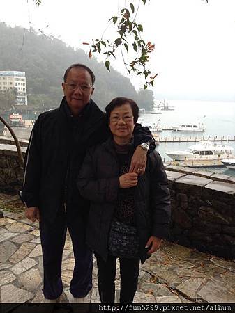 香港：李先生，何小姐夫婦，與爸媽在日月潭留影。