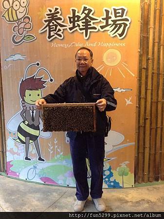 香港：李先生，何小姐夫婦，與爸媽在福園養蜂場留影。