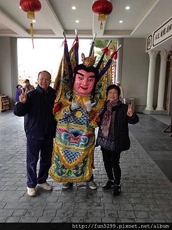 香港：李先生全家福在寶島時代村。