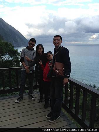 馬來西亞，檳城：張先生，丁小姐夫婦全家福在清水斷崖