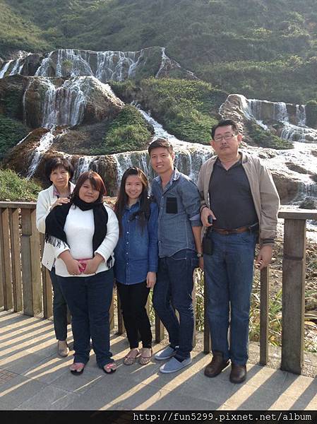 馬來西亞，砂勞越：張小姐夫妻與姑丈高先生夫婦女兒在黃金瀑布