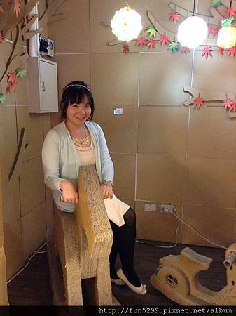 香港：Tracy Lo 與好友在清境紙箱王。