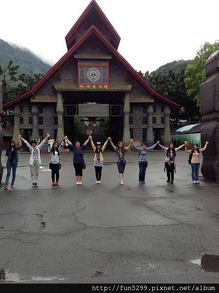 馬來西亞，吉隆坡：九位美女在九族文化村~~~