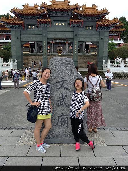 澳門：黃先生,陳小姐與女兒在日月潭-文武廟。