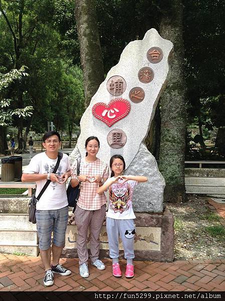 澳門：黃先生,陳小姐與女兒在台灣地理中心。
