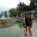 新加坡：泓璇，慧意，兩位好友在新社花園古堡留影