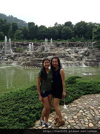 新加坡：泓璇，慧意，兩位好友在新社花園古堡留影。