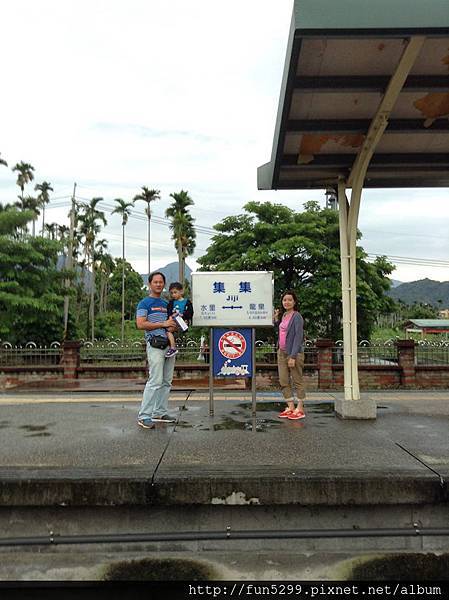 香港 羅先生全家福在集集火車站~