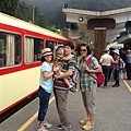 北京朱先生全家在阿里山-奮起湖火車站。